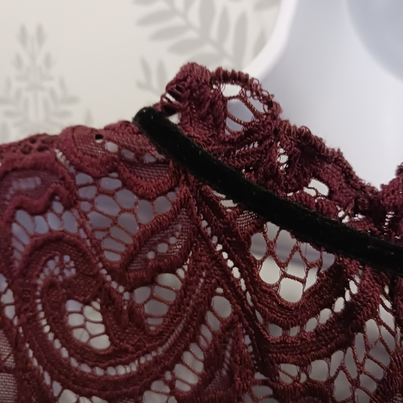 Lace Turtleneck Top - Picture 4 of 6